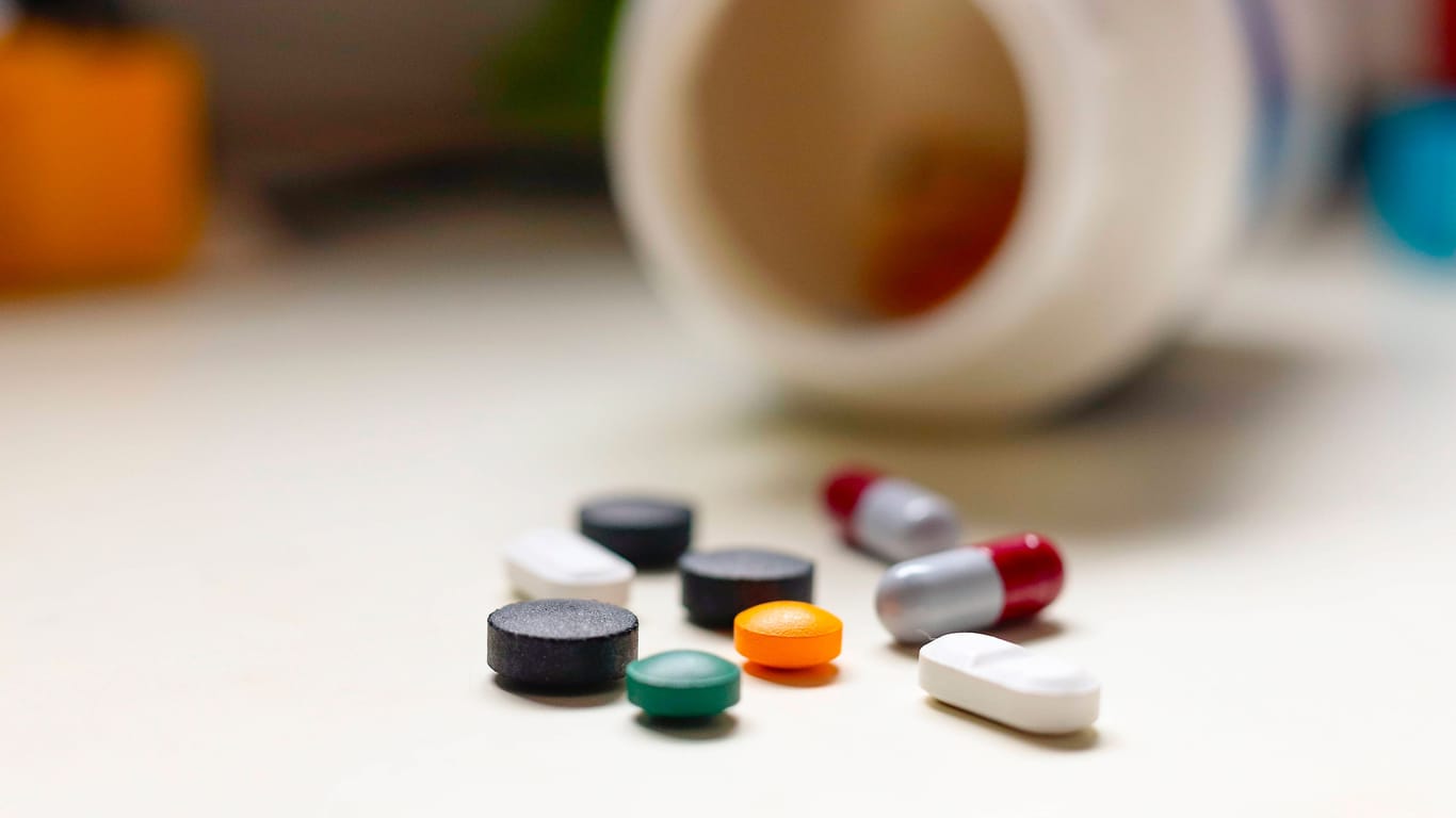 Bunte Pillen: Nicht selten werden Medikamente falsch verabreicht (Symbolbild).