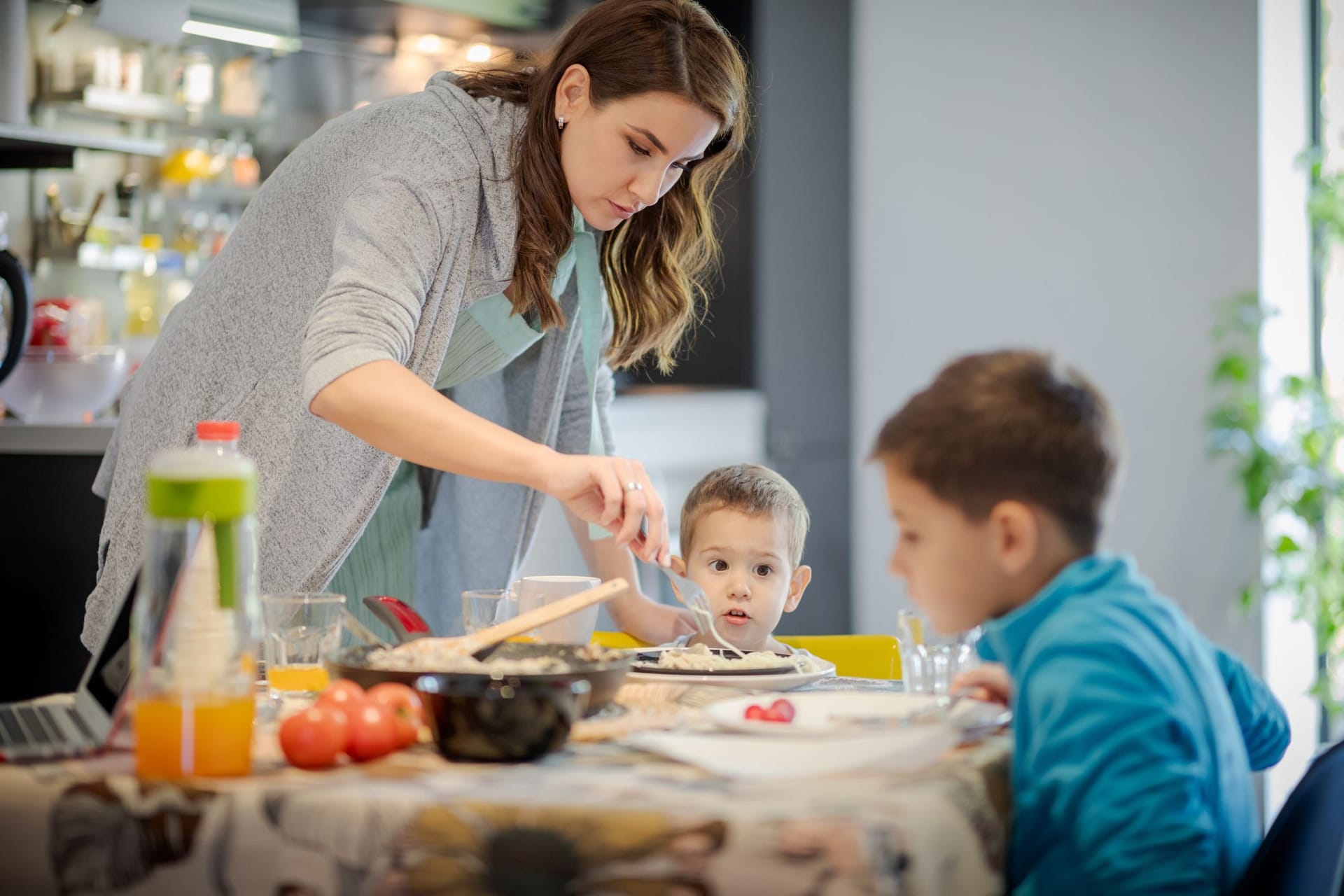 Mama führt den Haushalt, Papa bringt das Geld mit: Dieses Modell leben in Deutschland viele Paare, die es eigentlich gar nicht wollen.