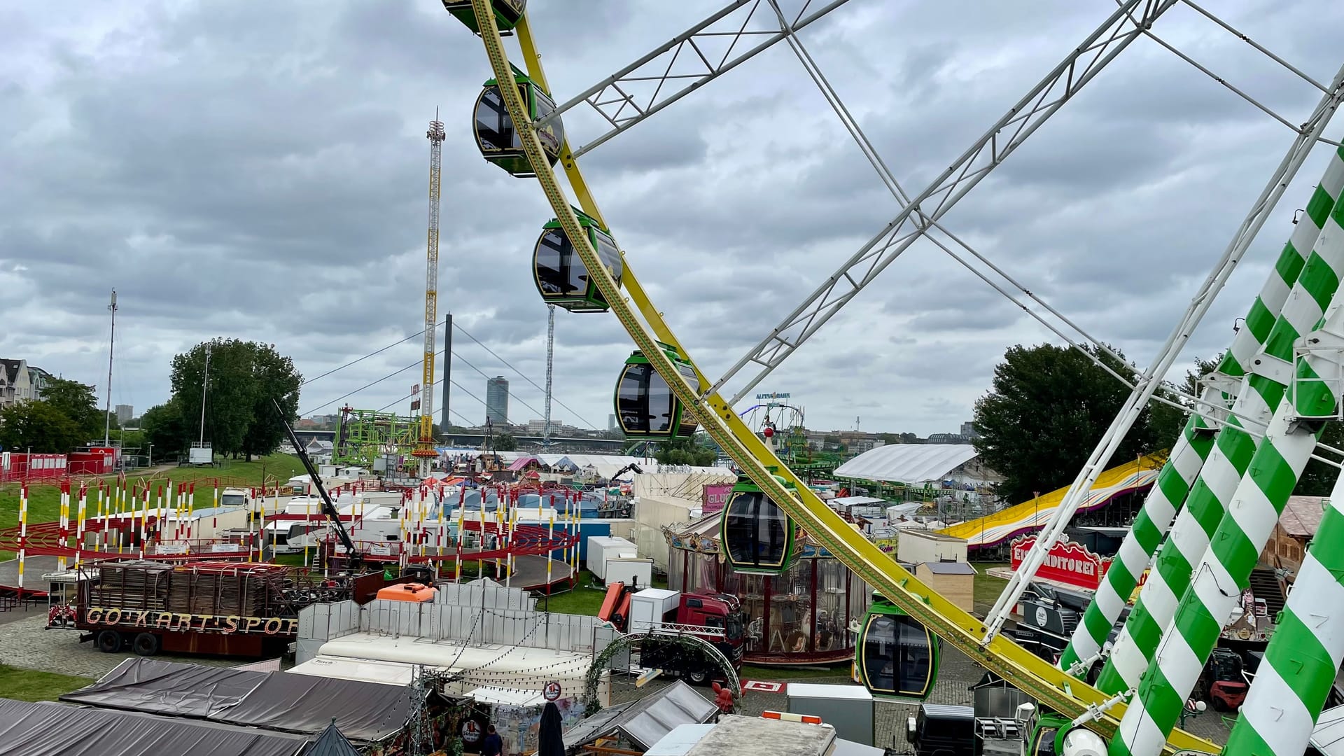 Blick von der Rheinkniebrücke auf das Kirmesgelände.