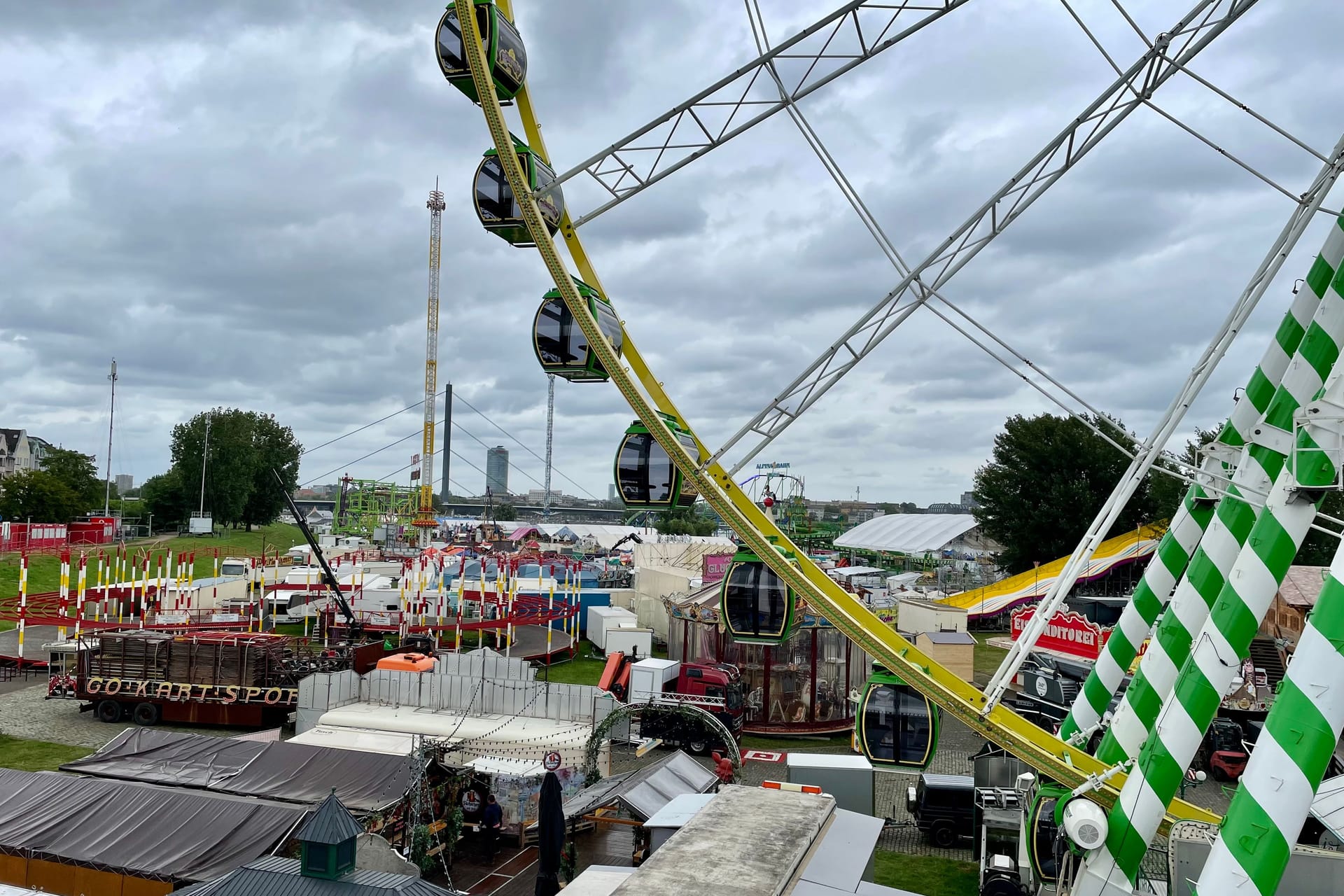 Blick von der Rheinkniebrücke auf das Kirmesgelände.