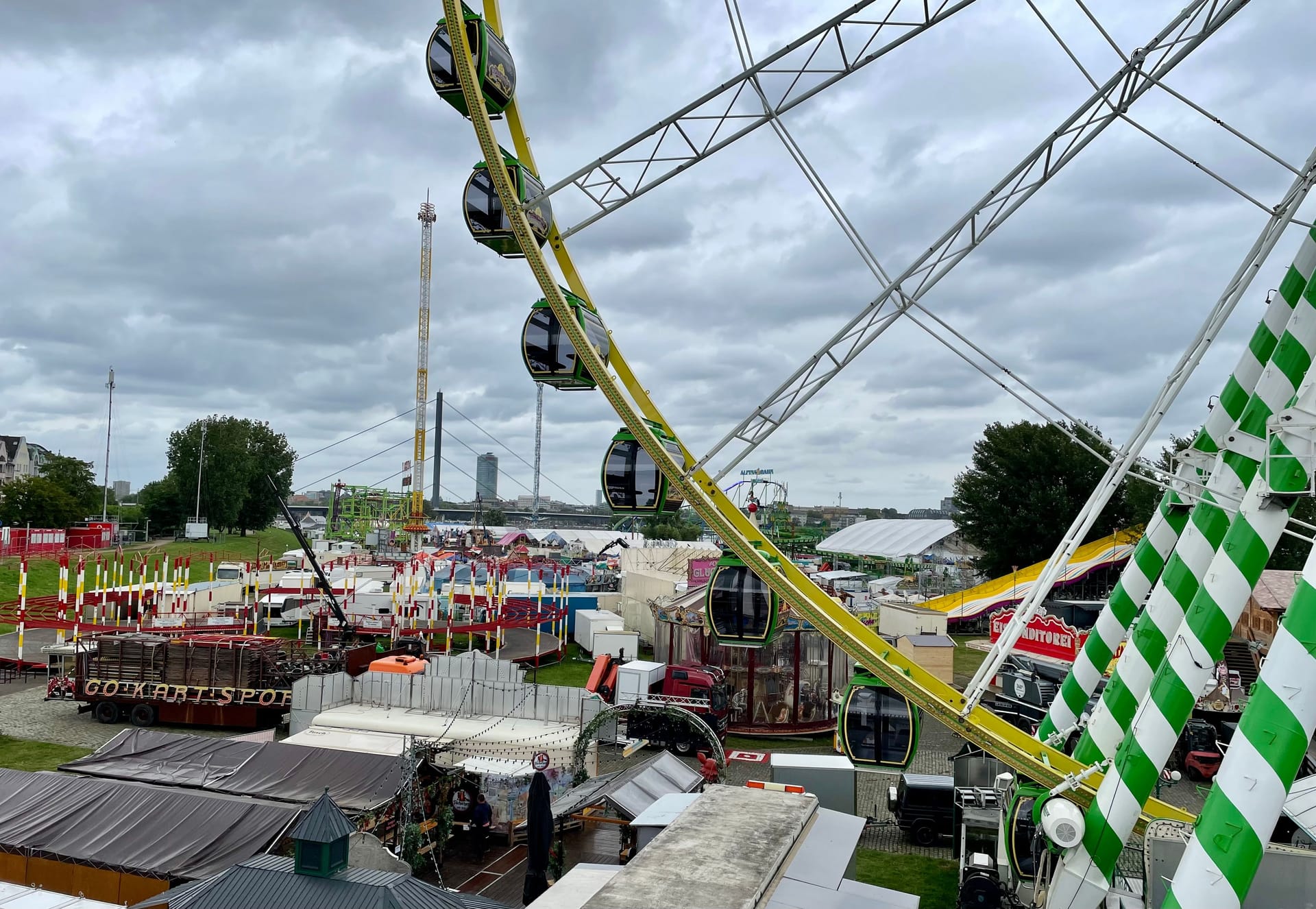 Blick von der Rheinkniebrücke auf das Kirmesgelände.