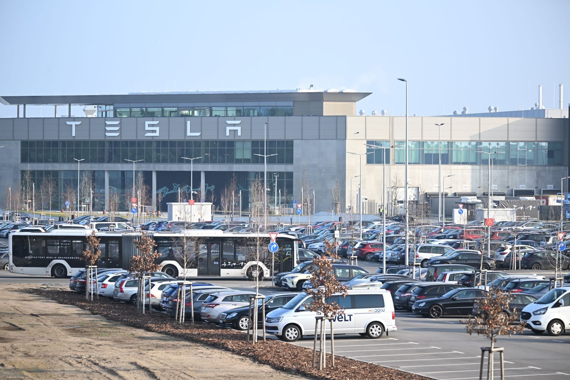 Die Morgensonne scheint auf den Eingang zum Tesla-Werk: Der Ausbau der Fabrik verschiebt sich.