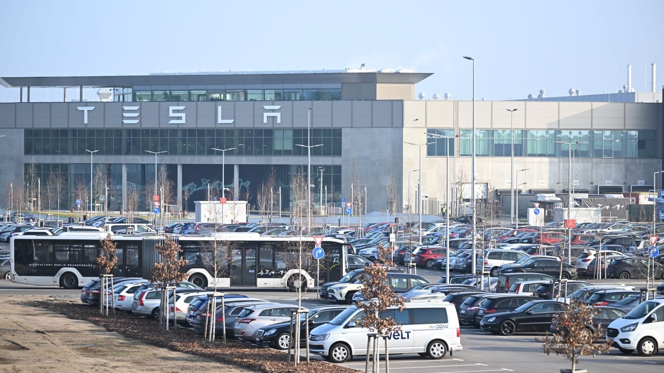 Die Morgensonne scheint auf den Eingang zum Tesla-Werk: Der Ausbau der Fabrik verschiebt sich.