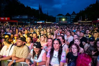 Fans von Tokio Hotel beim Konzert in Köln: Offenbar wurden zu viele Leute auf den Heumarkt gelassen.