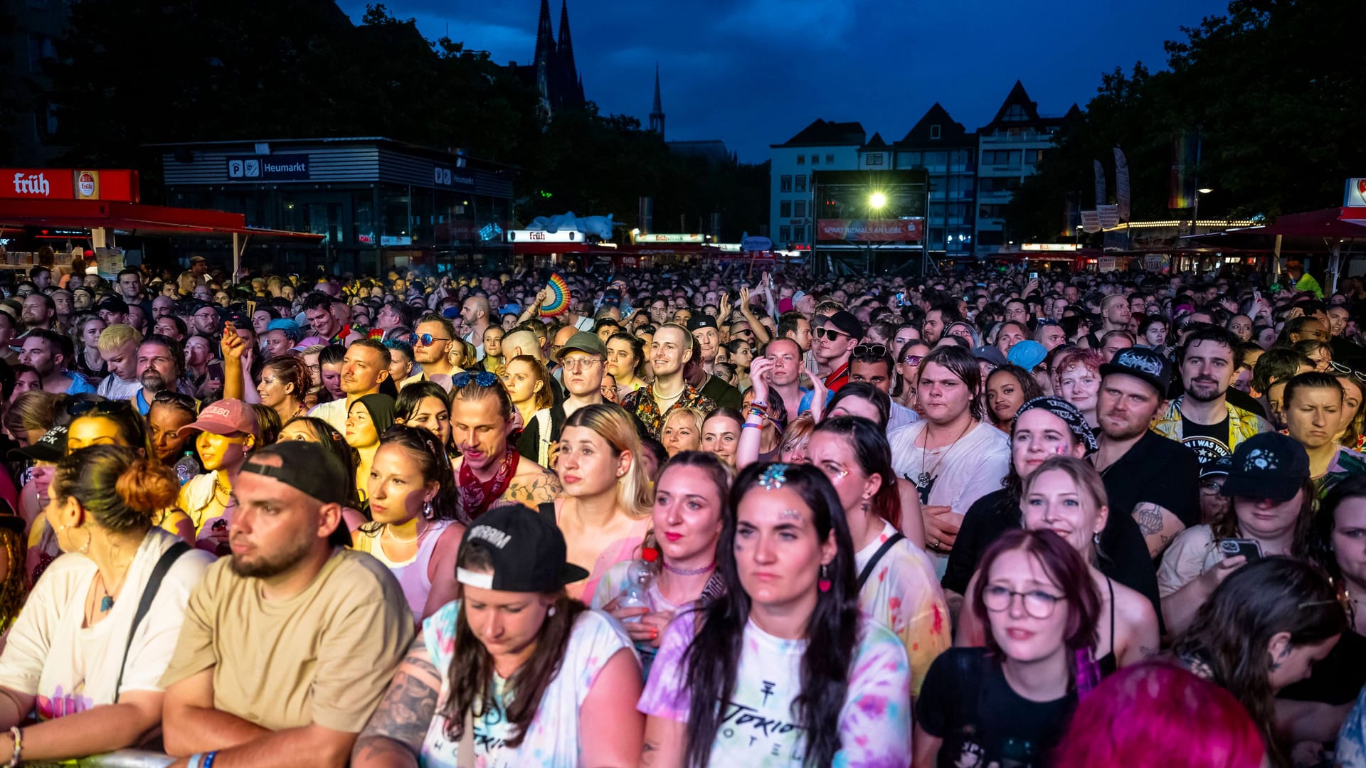 Fans von Tokio Hotel beim Konzert in Köln: Offenbar wurden zu viele Leute auf den Heumarkt gelassen.