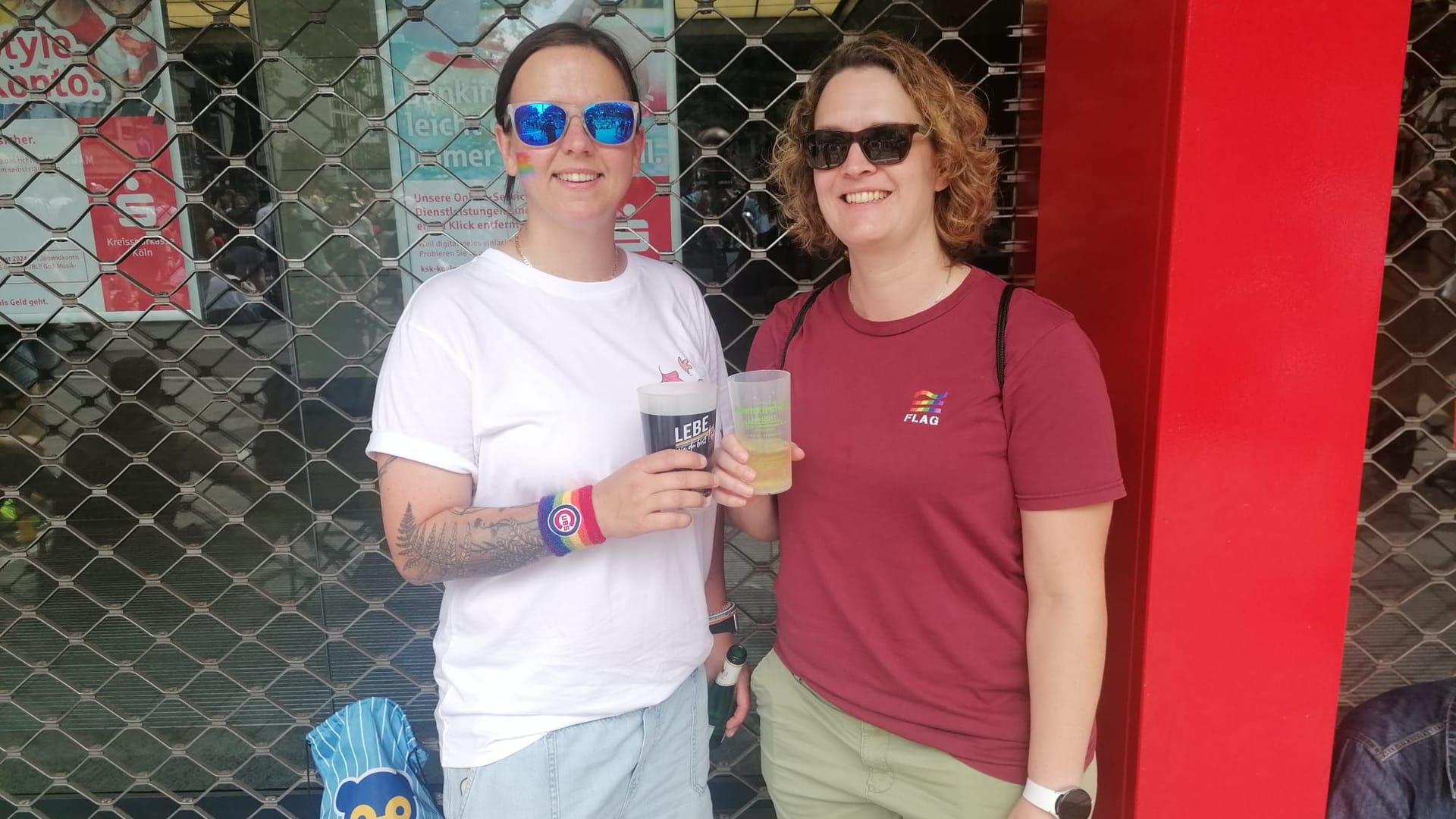 Lara und Tina: Sie waren bereits zehn- bis 15-mal auf dem CSD in Köln.