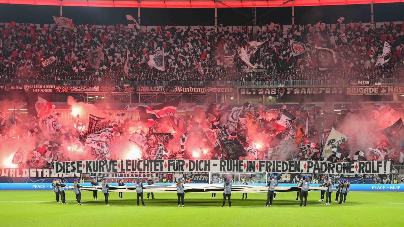 Eintracht-Fans trauerten nach Hellers Tod auch in der Kurve (Archivfoto).