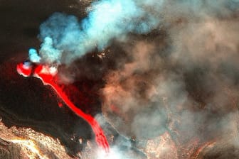 Der Ätna: Das Farbinfrarotbild zeigt Lava, die beim Ausbruch des Vulkans ausströmt.