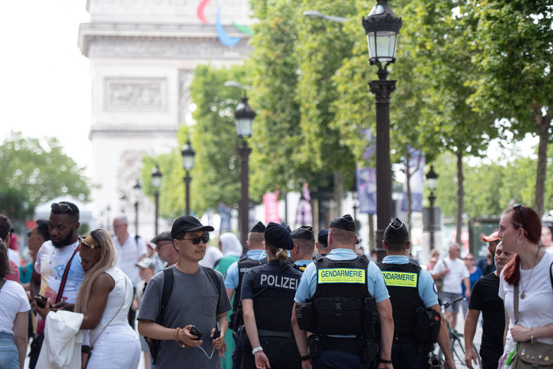 Sicherheitskräfte auf den Champs-Elysées in Paris: Auch deutsche Polizisten sichern die französische Hauptstadt während der Olympischen Spiele.