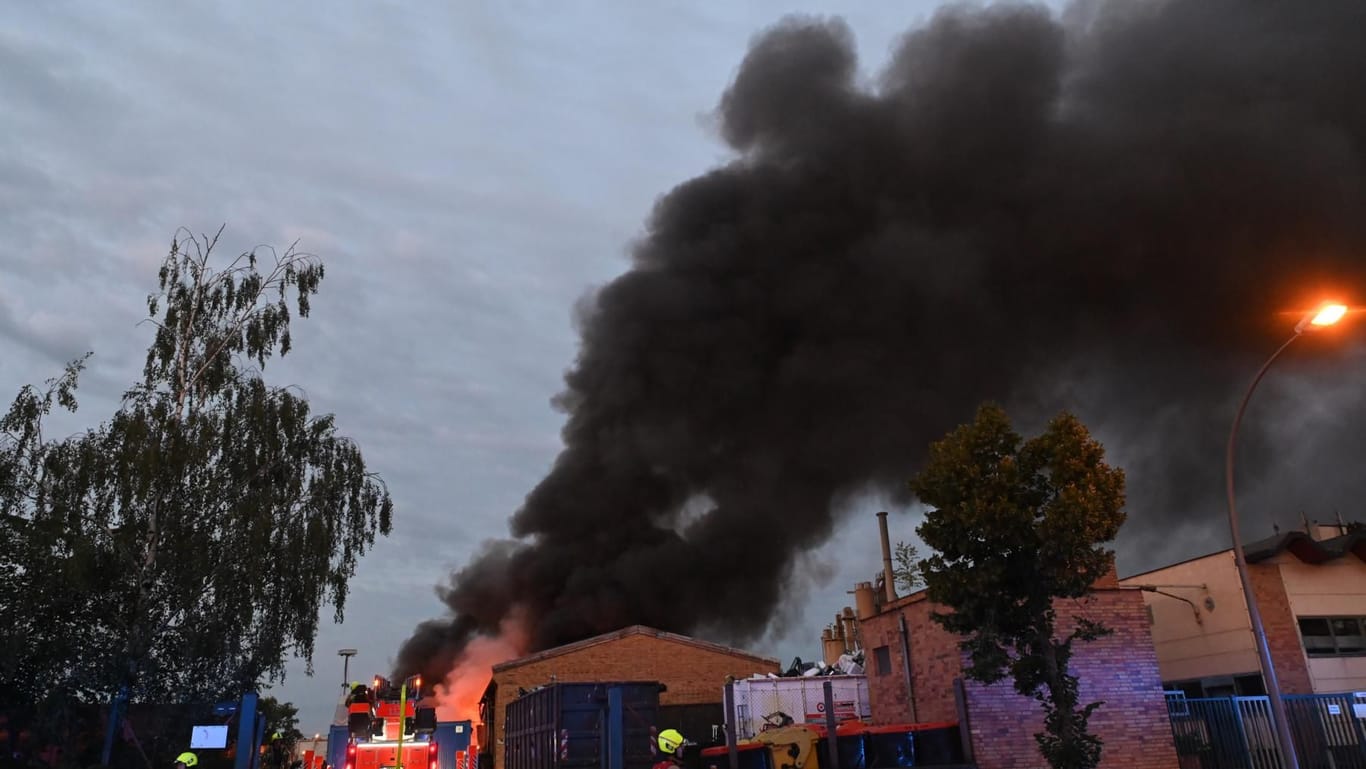 Der Einsatzort: Der Brand eines Entsorgungsbetriebs sorgte für eine große Rauchentwicklung.