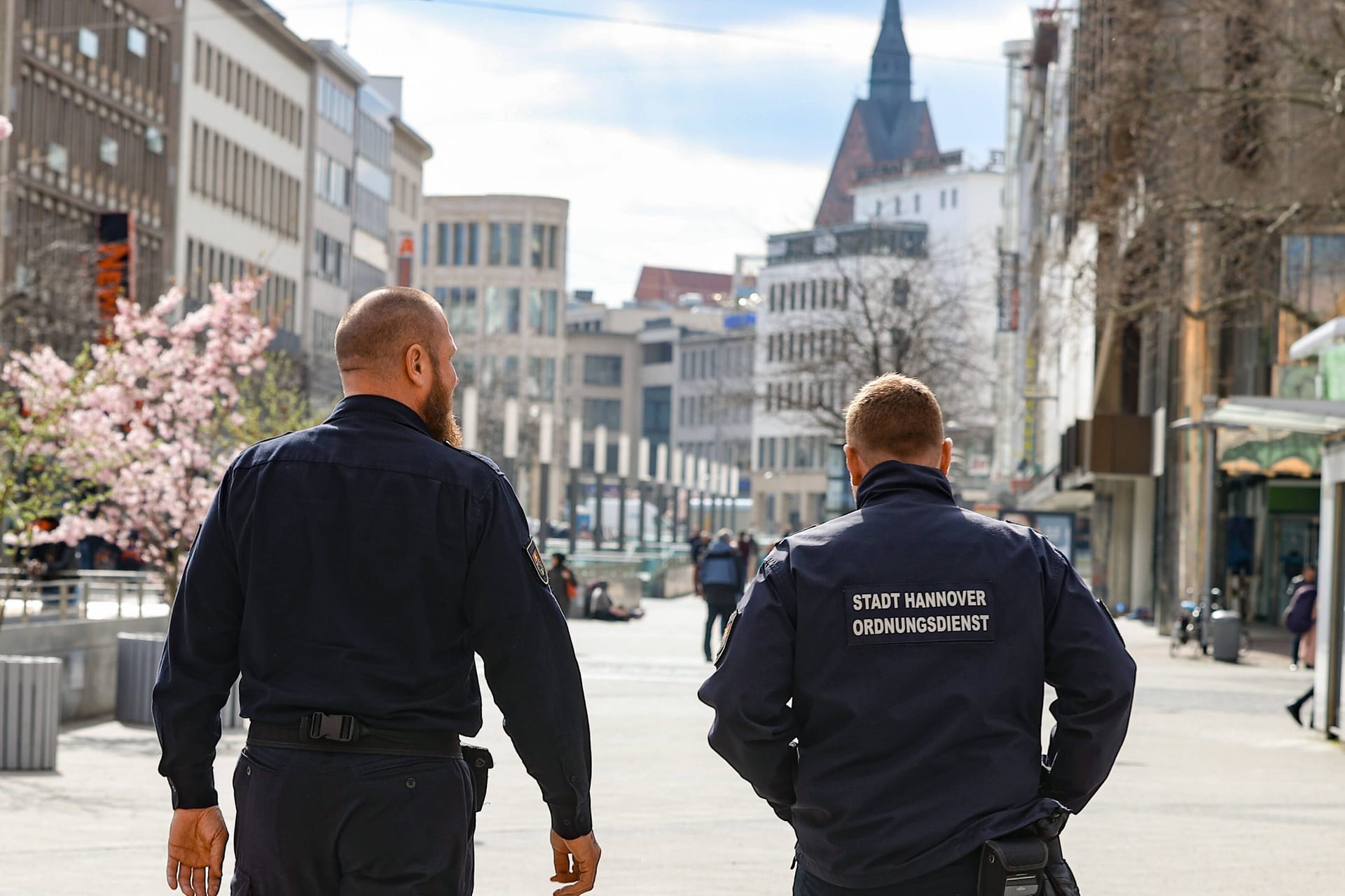 Zwei Mitarbeiter des Ordnungsdienstes der Stadt Hannover patrouillieren in der Innenstadt: Dort gibt es oft etwas zu tun.