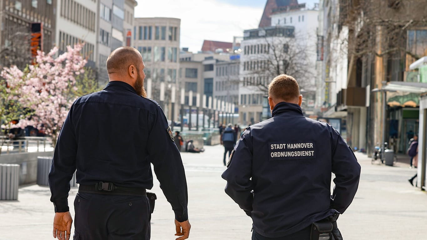 Zwei Mitarbeiter des Ordnungsdienstes der Stadt Hannover patrouillieren in der Innenstadt: Dort gibt es oft etwas zu tun.