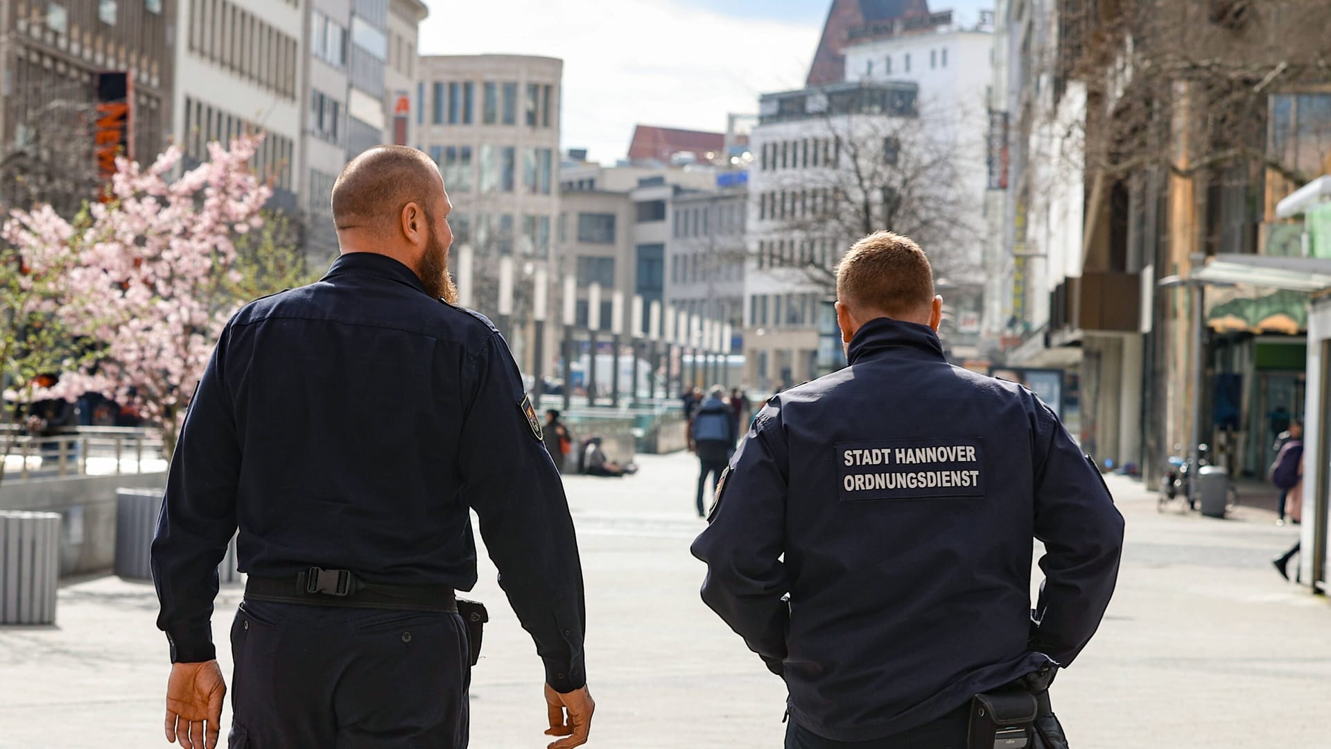 Zwei Mitarbeiter des Ordnungsdienstes der Stadt Hannover patrouillieren in der Innenstadt: Dort gibt es oft etwas zu tun.