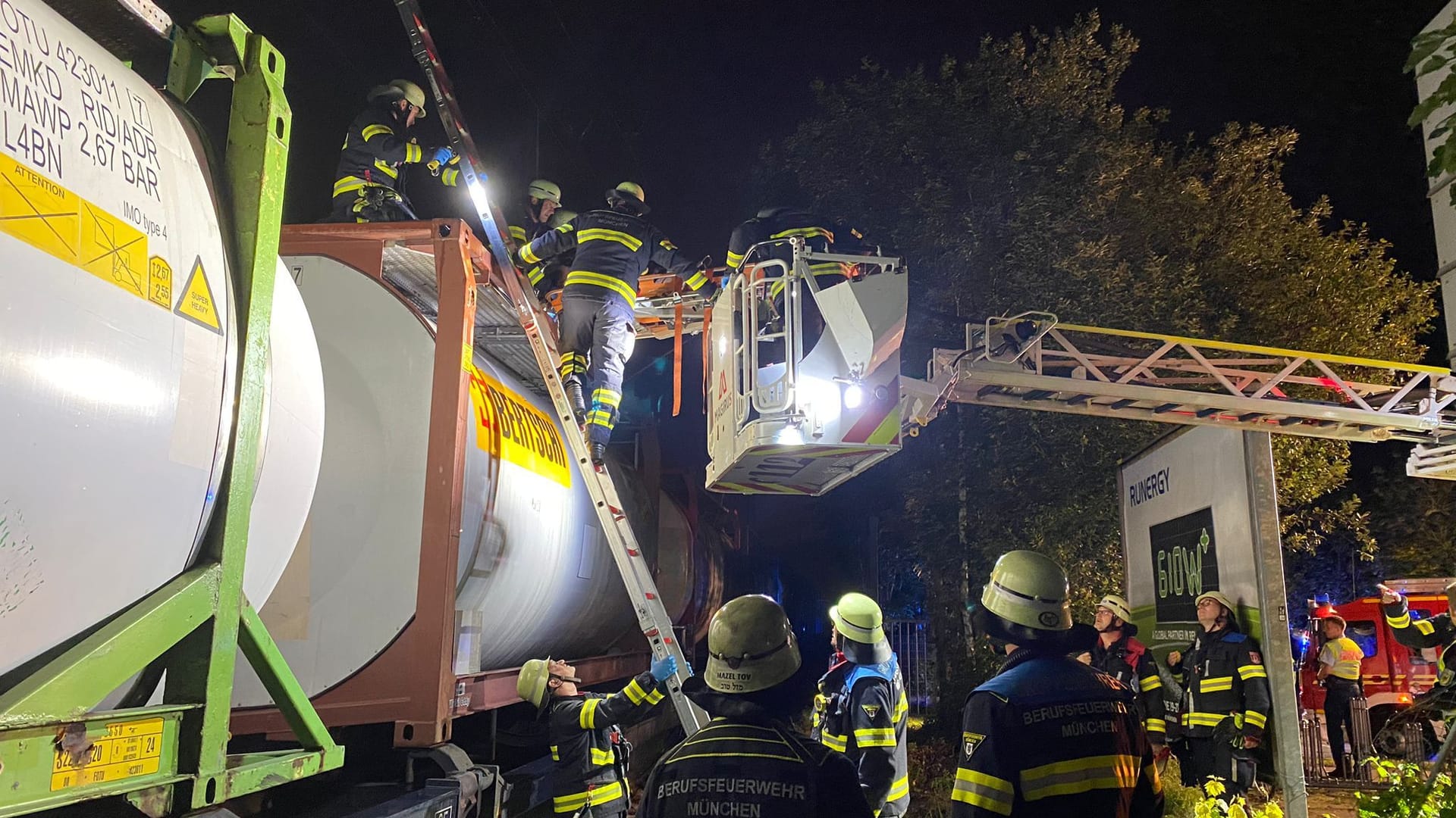 Am Bahnhof Trudering kam es in der Nacht von Samstag auf Sonntag zu einem Unglück, weil ein 19-Jähriger auf einen Kesselwagen geklettert war.