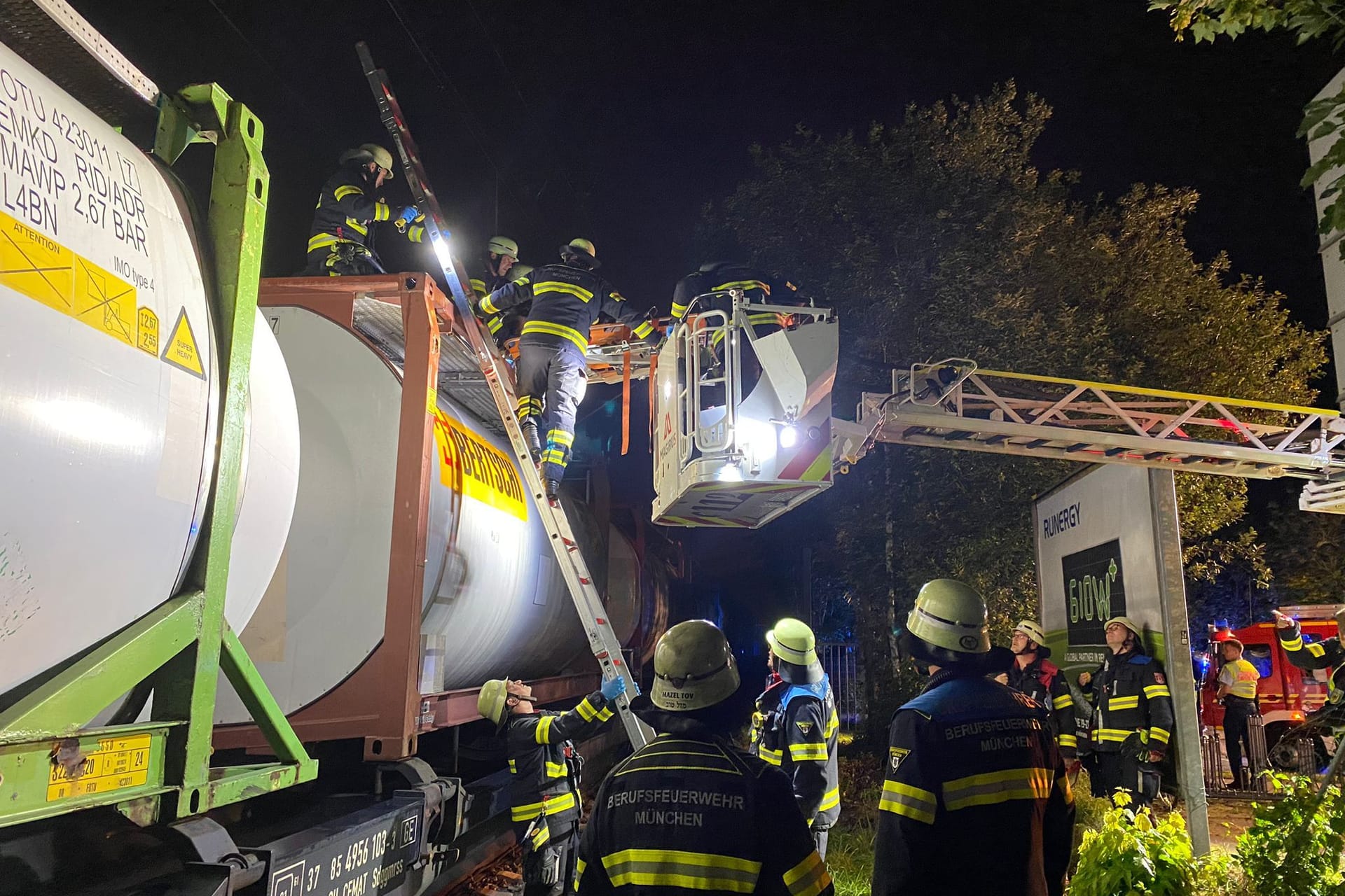 Am Bahnhof Trudering kam es in der Nacht von Samstag auf Sonntag zu einem Unglück, weil ein 19-Jähriger auf einen Kesselwagen geklettert war.