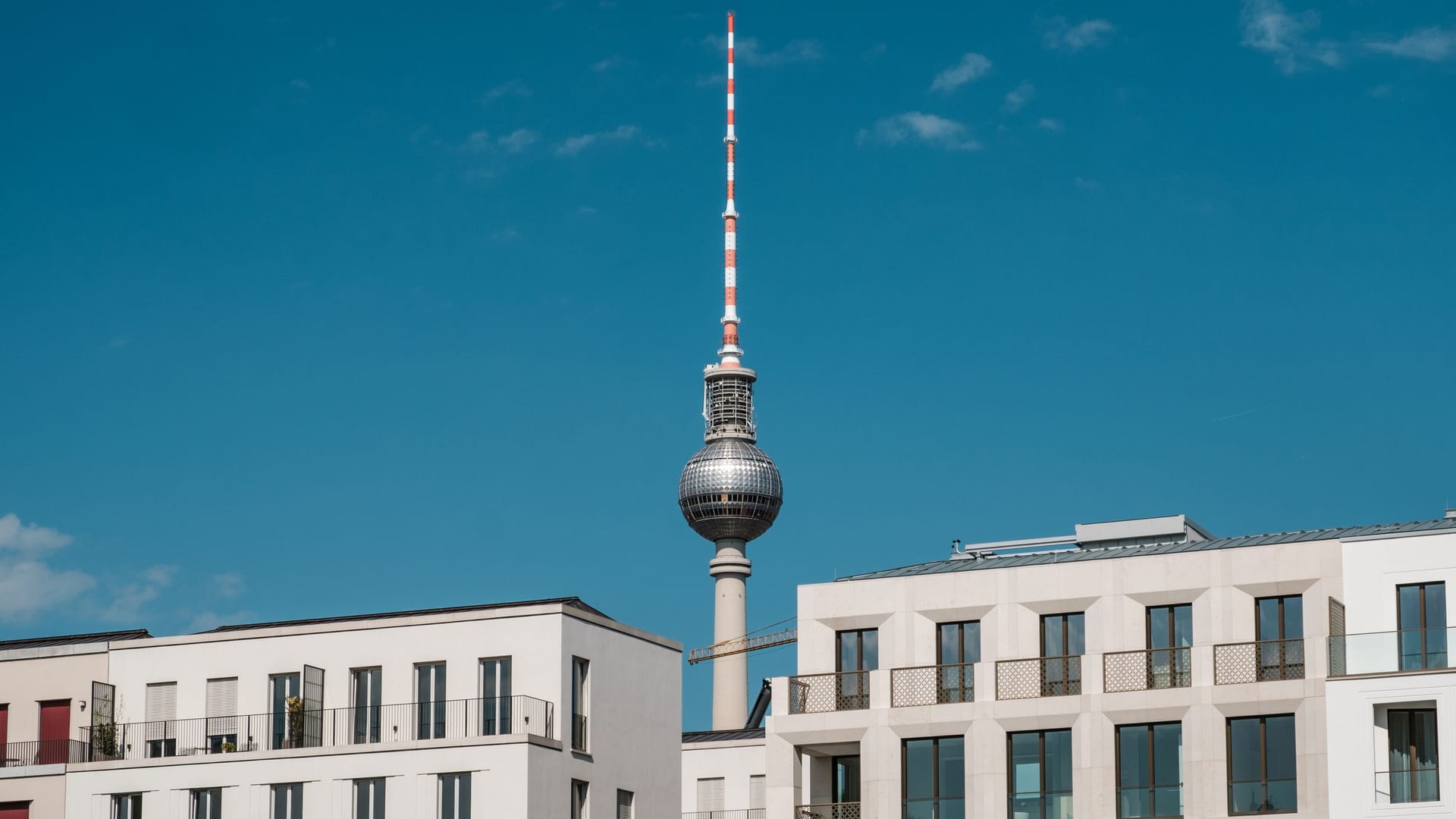 Wohnungen in Berlin (Symbolbild): Weil sich viele Vermieter nicht an die Mietpreisbremse halten, hat der Senat eine Mietwucher-Prüfstelle angekündigt.