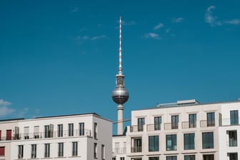 Wohnungen in Berlin (Symbolbild): Weil sich viele Vermieter nicht an die Mietpreisbremse halten, hat der Senat eine Mietwucher-Prüfstelle angekündigt.