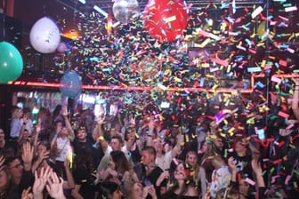 Party in einem Nachtclub (Symbolfoto): Das Nürnberger Nachtleben verliert bald eine kleine Institution.