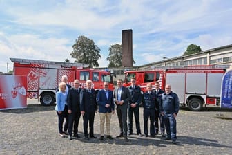 Oberbürgermeister Thomas Kufen und Oberbürgermeister Thomas Eiskirch haben den LOI zur Machbarkeitsstudie eines gemeinsamen Feuerwehr-Ausbildungszentrums unterschrieben.
