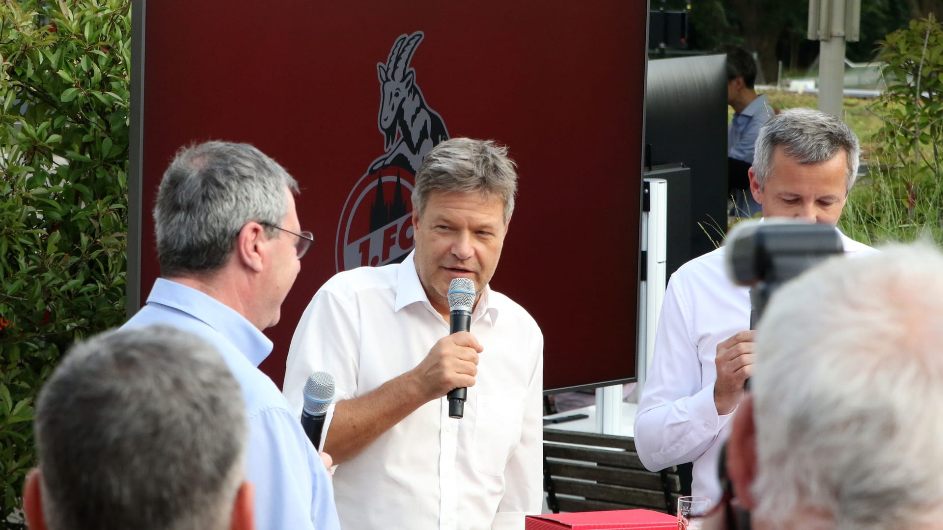 Robert Habeck (Mitte) im Gespräch mit FC-Präsident Dr. Werner Wolf (li.) und FC-Geschäftsführer Philipp Türoff (re.) am Dienstagabend am Geißbockheim des 1. FC Köln.