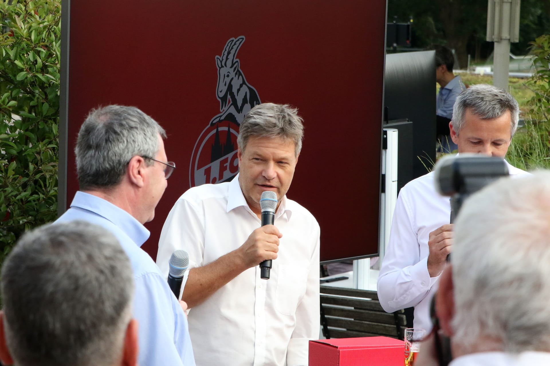 Robert Habeck (Mitte) im Gespräch mit FC-Präsident Dr. Werner Wolf (li.) und FC-Geschäftsführer Philipp Türoff (re.) am Dienstagabend am Geißbockheim des 1. FC Köln.