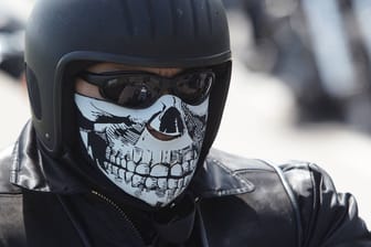 Ein Mitglied der Hells Angels auf einem Motorrad (Archvibild)