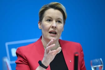 Franziska Giffey (SPD) bei einer Pressekonferenz (Archivbild): Die Berliner Senatorin für Wirtschaft, Energie und Betriebe fordert unter anderem eine höhere Zweitwohnungssteuer.
