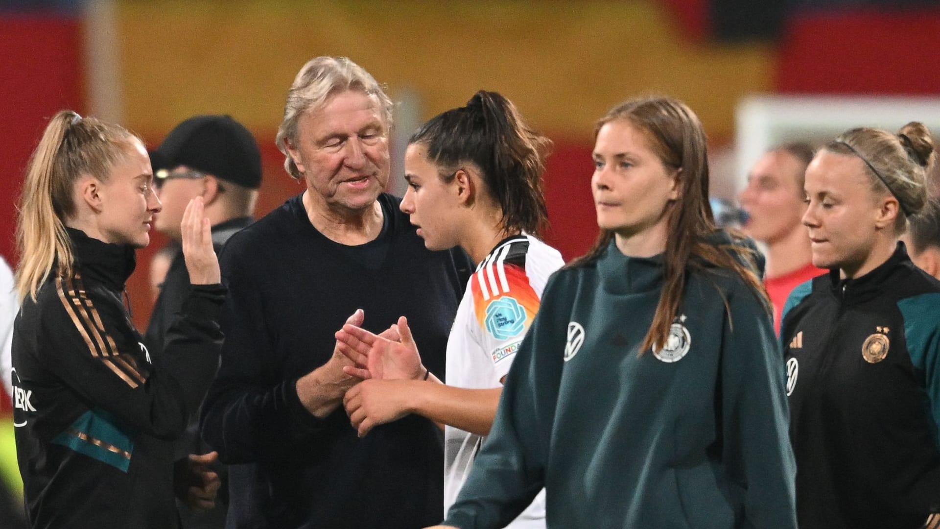 Deutsche Fußballerinnen und Horst Hrubesch