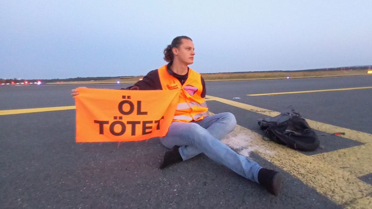 Yannick S. auf dem Rollfeld des Frankfurter Flughafens: Der Klimaaktivist sorgte im vergangenen Jahr mit einer Fernreise für Schlagzeilen.