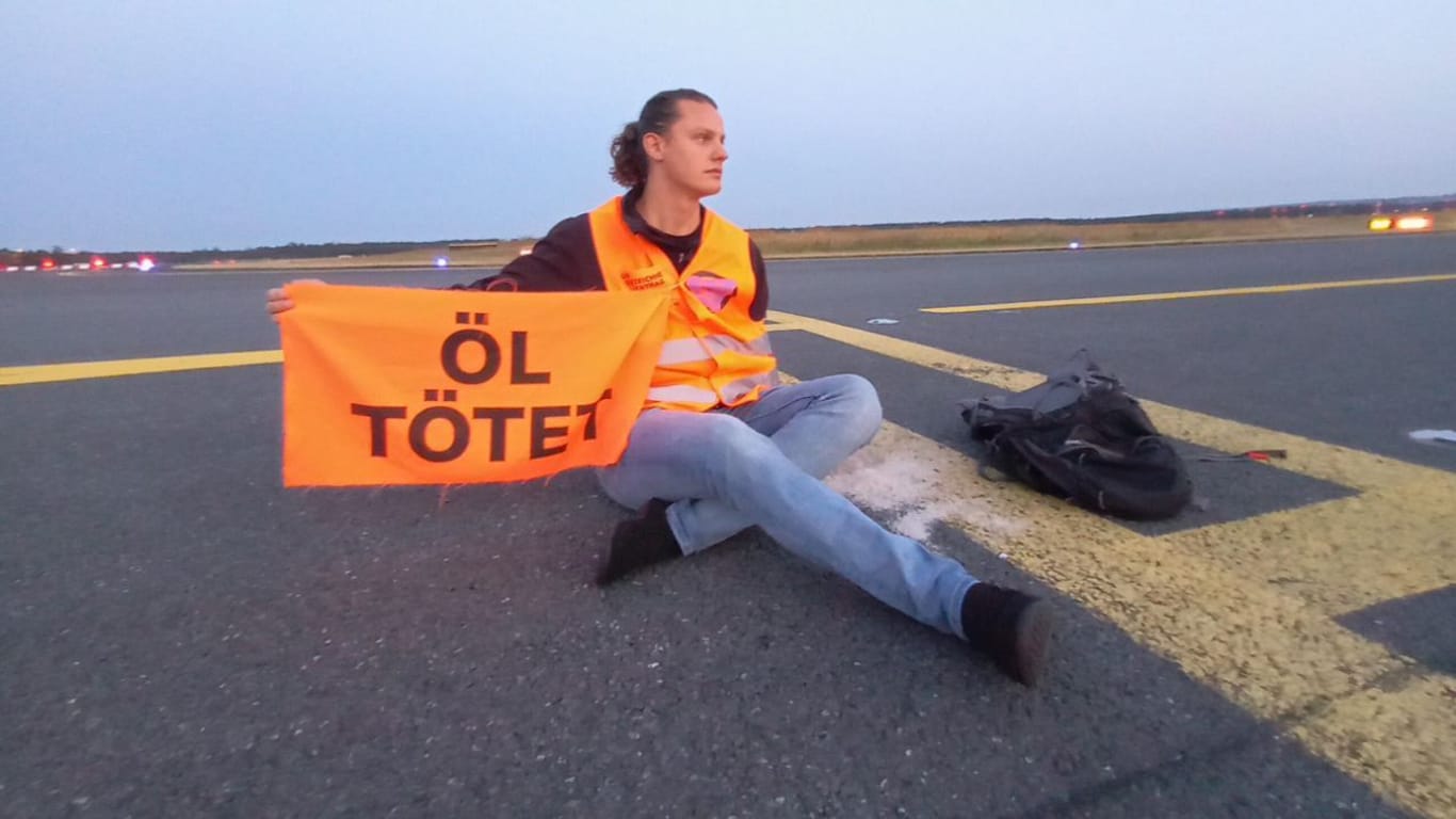 Yannick S. auf dem Rollfeld des Frankfurter Flughafens: Der Klimaaktivist sorgte im vergangenen Jahr mit einer Fernreise für Schlagzeilen.