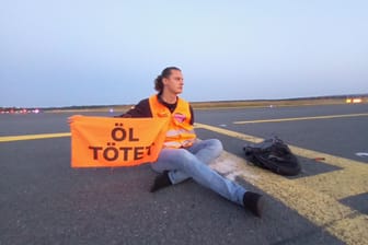 Yannick S. auf dem Rollfeld des Frankfurter Flughafens: Der Klimaaktivist sorgte im vergangenen Jahr mit einer Fernreise für Schlagzeilen.
