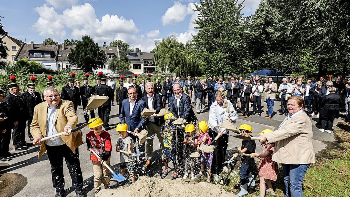 Mit einem symbolischen Spatenstich an dem künftigen Standort in Altenessen feierte der Kinderschutzbund am Dienstag den Start des Bauprojekts.