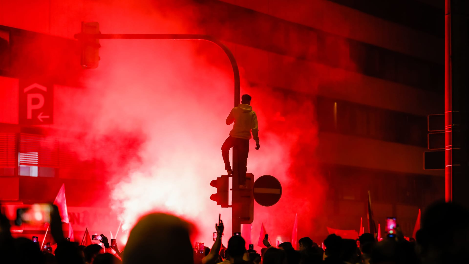 Die Türkeifans feiern in Nürnberg: Wieder einmal hatte die Fete auch Schattenseiten.