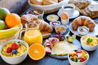 Frühstückstisch: Viele schwören gerade morgens auf zuckerhaltige Speisen.