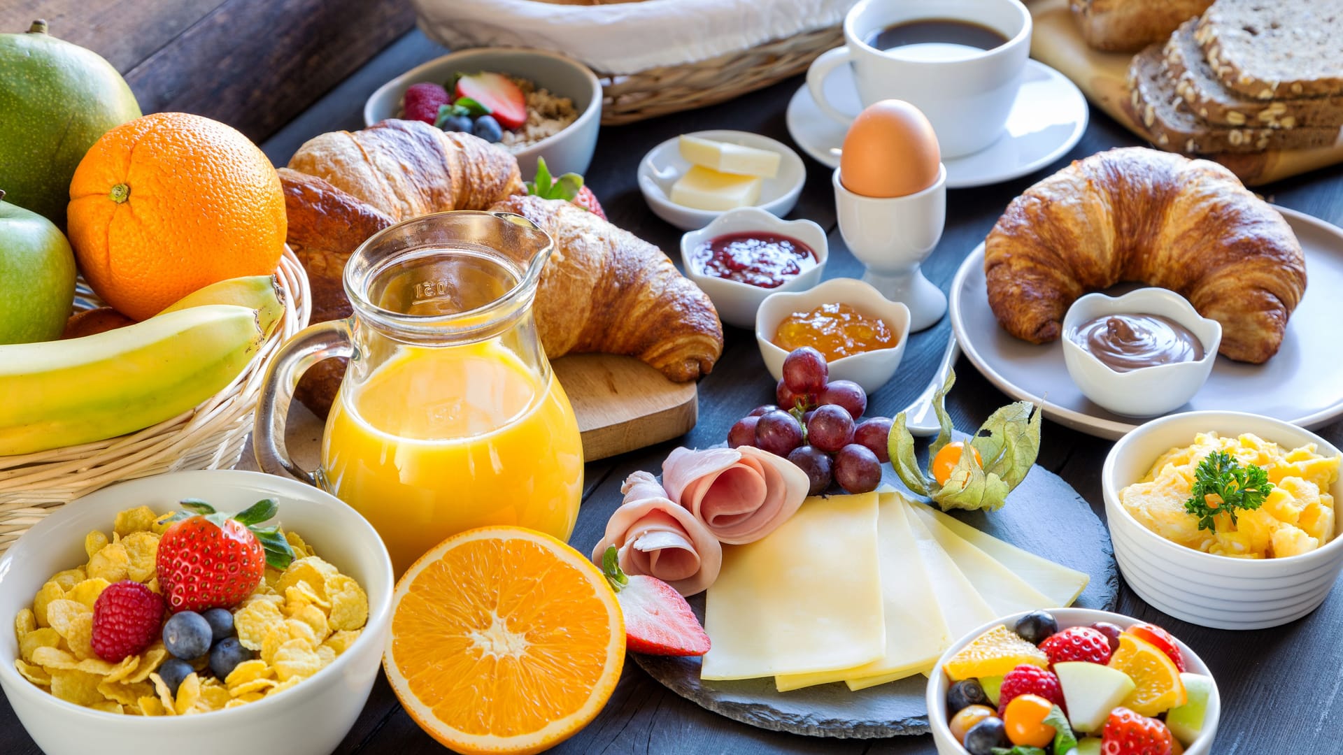 Frühstückstisch: Viele schwören gerade morgens auf zuckerhaltige Speisen.