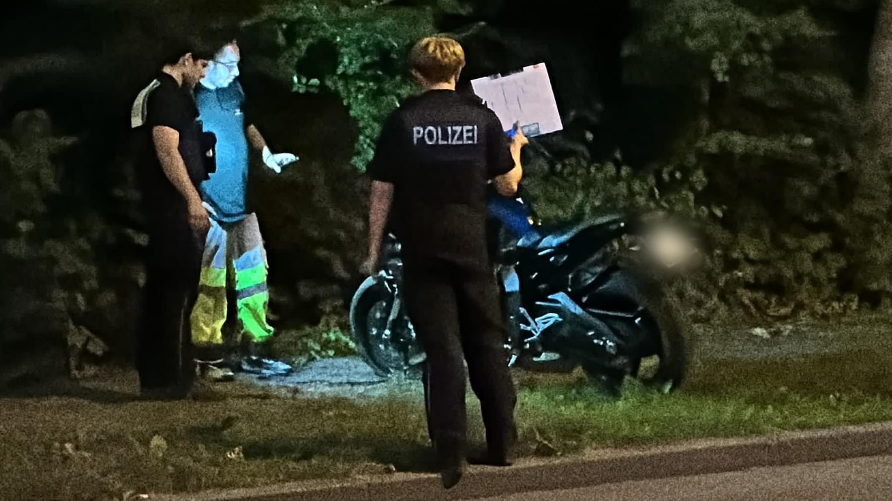 Verkehrspolizisten sichern Spuren an der Unfallstelle: Der Fahrer hatte die Kontrolle über das Fahrzeug verloren.