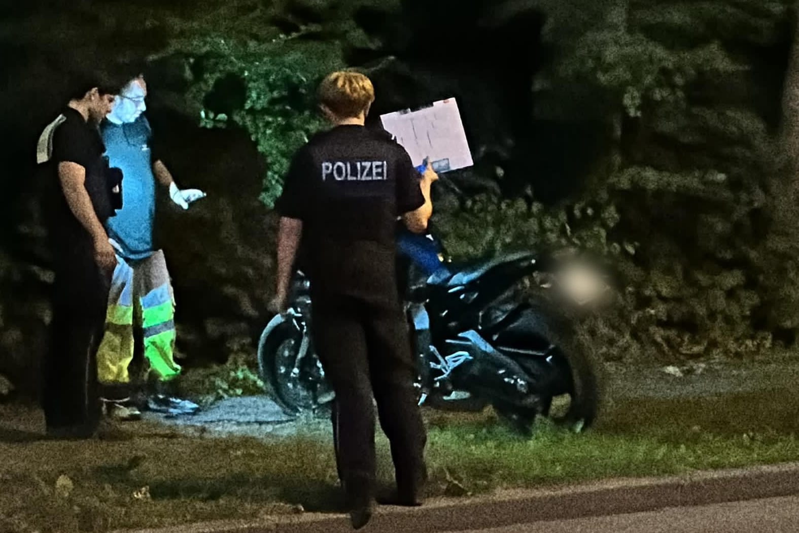 Verkehrspolizisten sichern Spuren an der Unfallstelle: Der Fahrer hatte die Kontrolle über das Fahrzeug verloren.