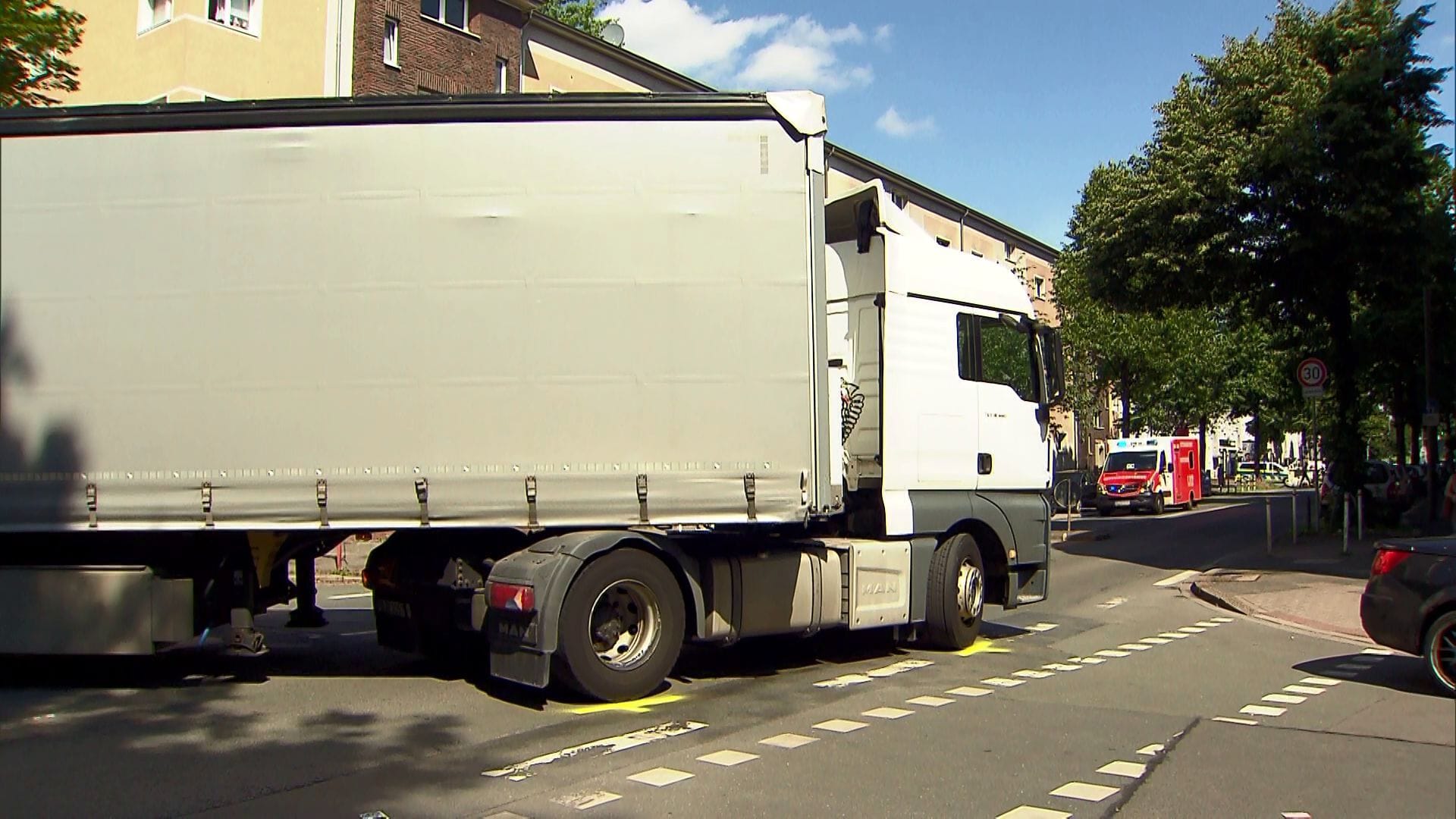 Ein Sattelzug auf der Klönnestraße: Der Lkw erwischte einen Fußgänger.