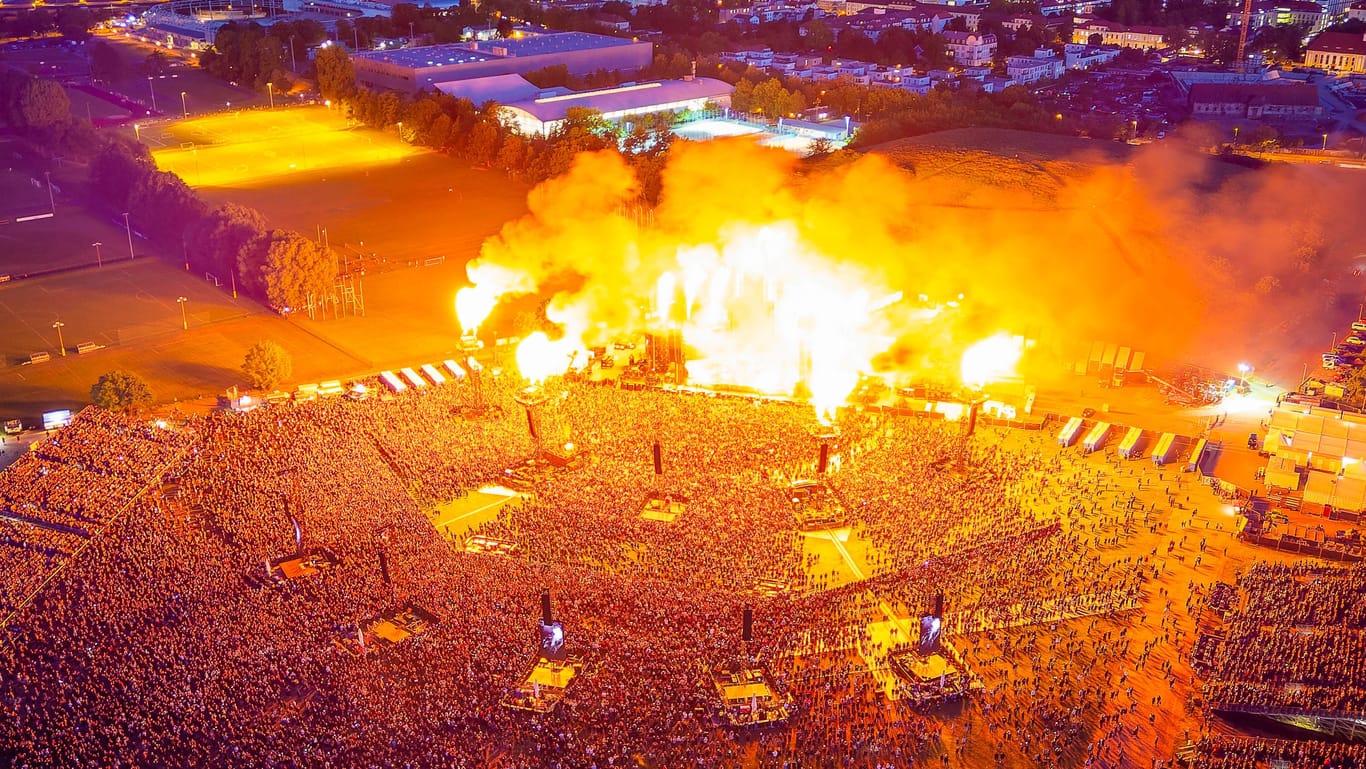 Rammsteinkonzert in Dresden vor ca. 50.000 Menschen (Archivbild): Die großen Pyro-Shows mussten teilweise bei Tageslicht stattfinden.