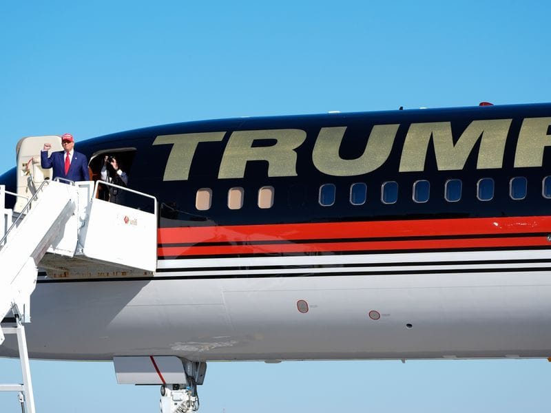 Donald Trump steigt aus seinem Flugzeug, um bei einer Wahlkampfveranstaltung in Freeland, Michigan, zu sprechen.