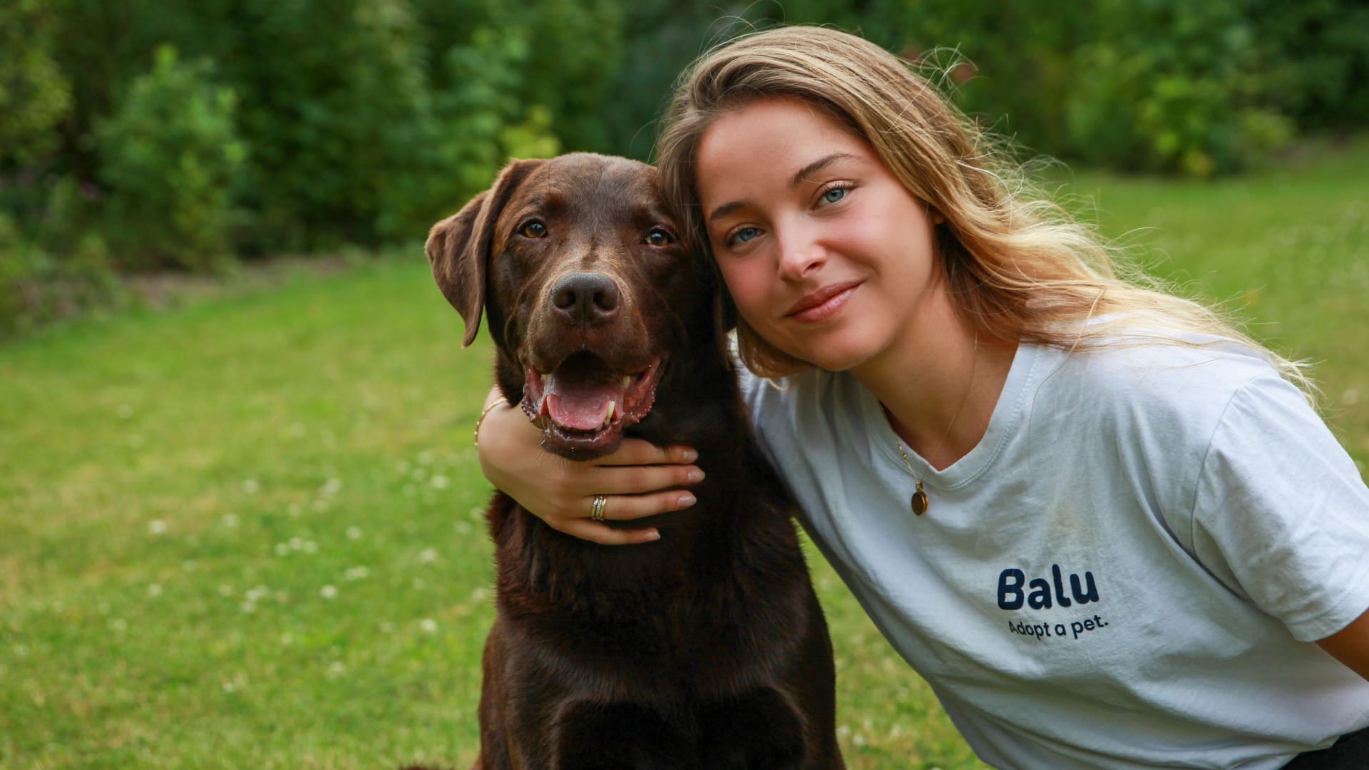 Francesca Rivolta mit Hund Toni: Die Berlinerin hat eine App entwickelt, die Tierheime in ganz Deutschland mit Menschen zusammenbringt, die ein Haustier adoptieren wollen.