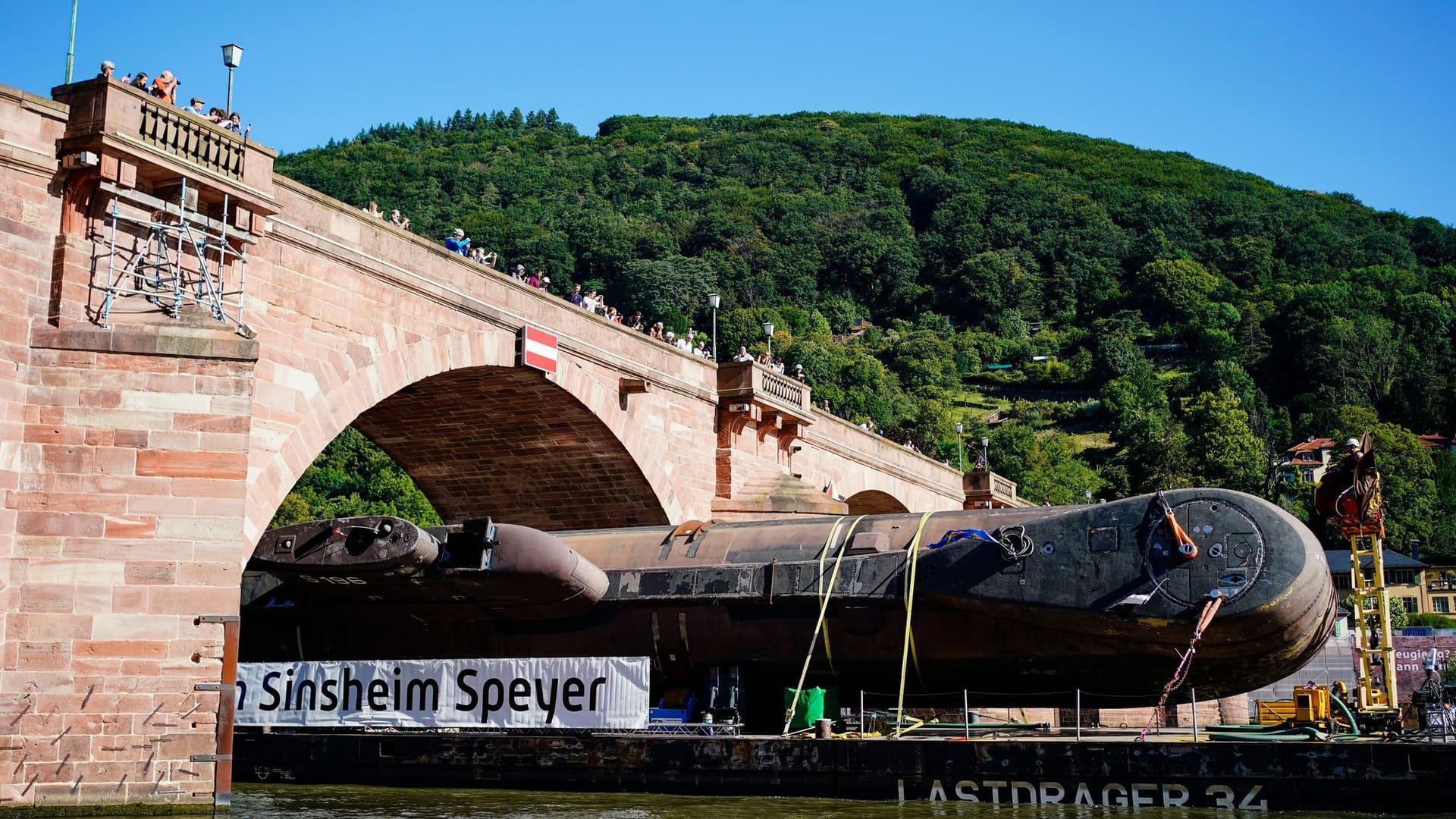 Gekippt unter der Alten Brücke hindurch: U17 in Heidelberg