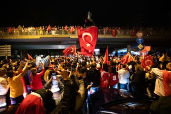 Türkei-Fans am Limbecker Platz: Hunderte Menschen feierten hier in der Nacht.