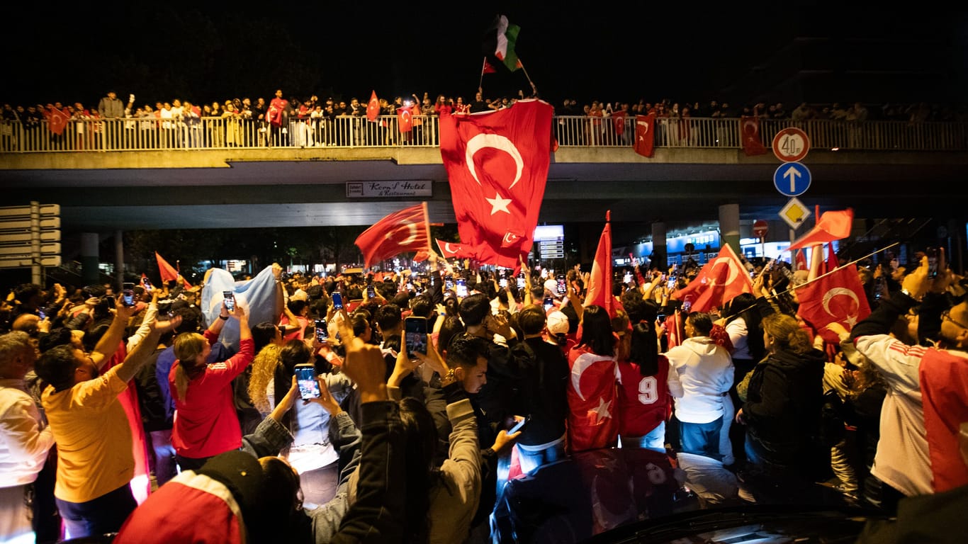 Türkei-Fans am Limbecker Platz: Hunderte Menschen feierten hier in der Nacht.