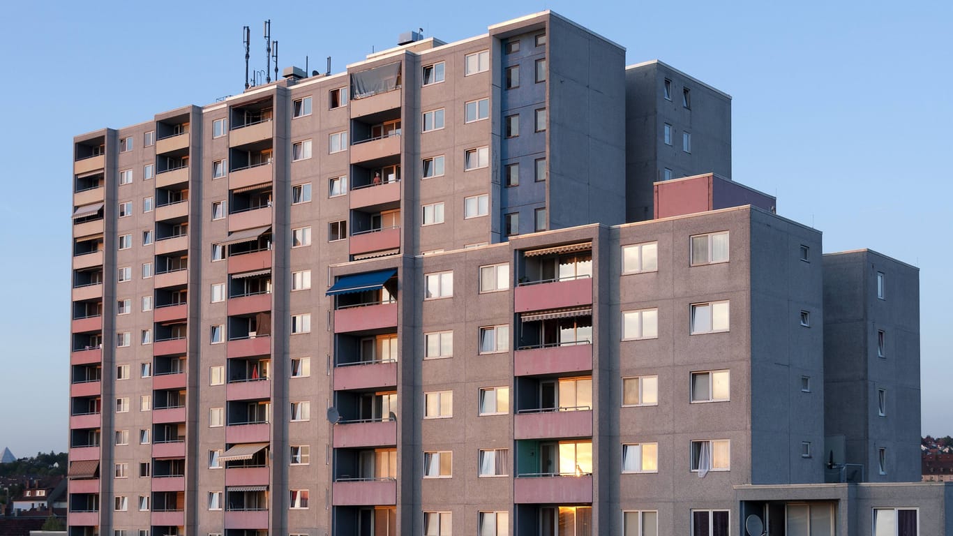 Hochhaus in Fulda (Symbolbild): Ein Junge stirbt nach einem Sturz aus dem zehnten Stock.