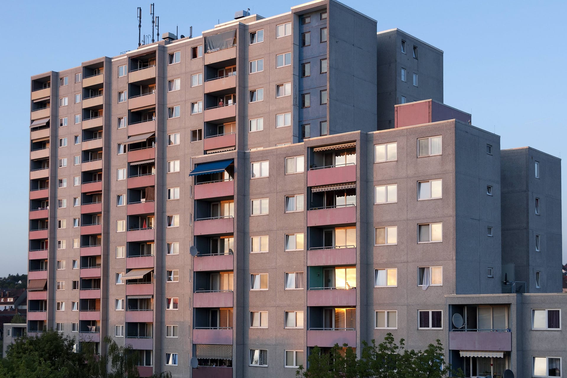 Hochhaus in Fulda (Symbolbild): Ein Junge stirbt nach einem Sturz aus dem zehnten Stock.