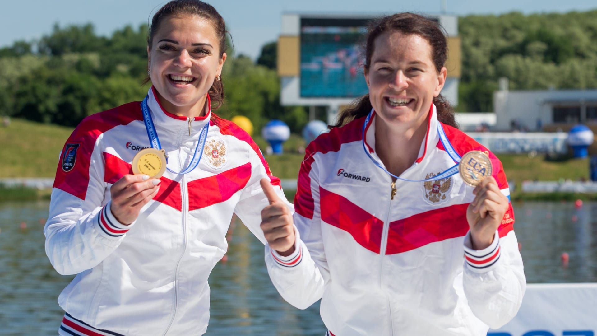 Olesja Romasenko (r.) startet unter neutraler Flagge bei Olympia.