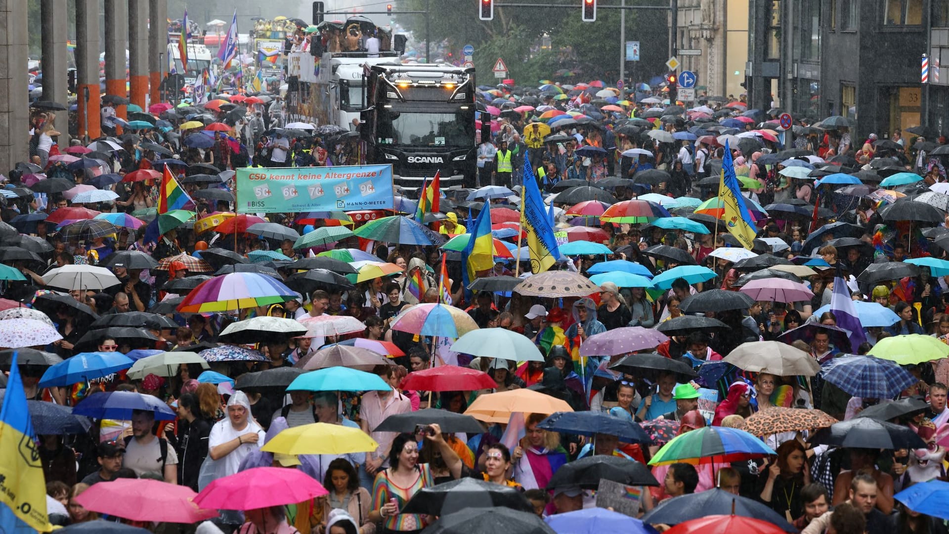 Menschenmassen in Berlin: Zum CSD werden etwa 500.000 Besucher erwartet.