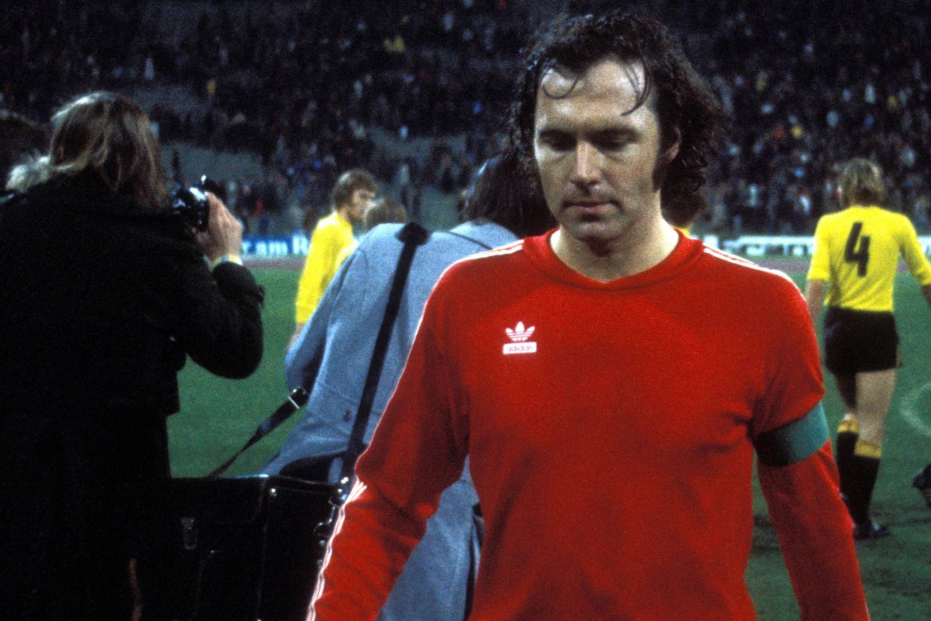 Franz Beckenbauer im Trikot des FC Bayern: Dass es die "Roten" wurden, lag auch an einer Ohrfeige.