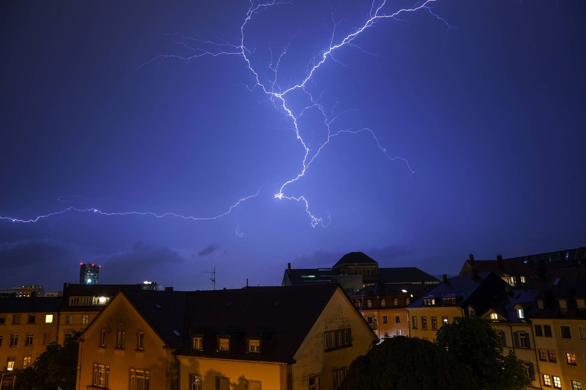 Blitze am Himmel (Archivbild): In Sachsen kann es ab dem Abend starke Gewitter geben.